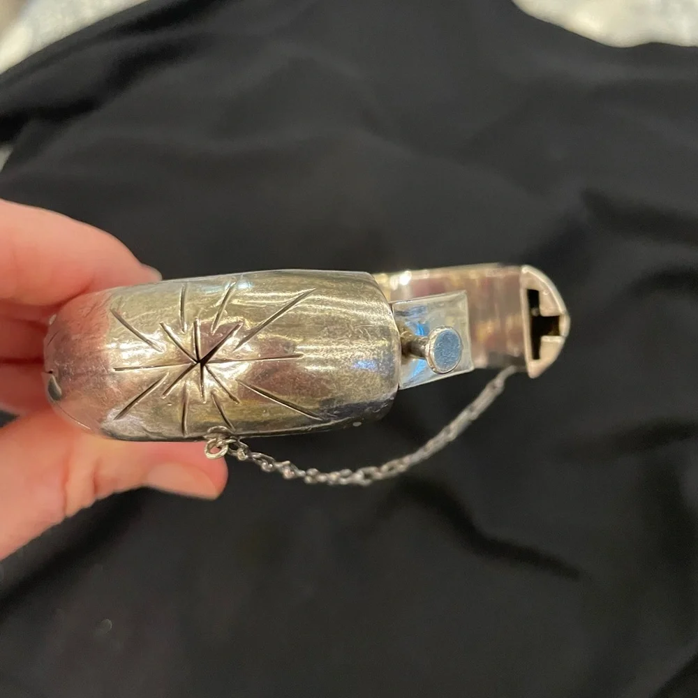 Elegant Sterling Silver Bangle Bracelet - Picture 3 of 4